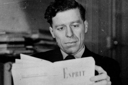 Emmanuel Mounier leyendo 'Esprit', la revista filosófica que fundó en 1932, referente para un sector del pensamiento cristiano de la época.