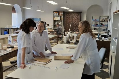 Dirige un taller-laboratorio desde hace seis años.