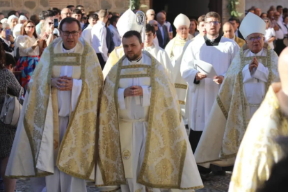 Don Álvaro García Paniagua -a la izquierda- rector del Seminario Mayor y don Ignacio de la Cal, rector del Seminario Menor, antes de comenzar la procesión.
