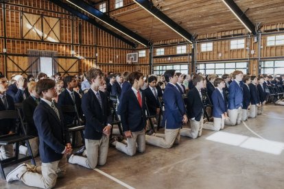 Alumnos de Western Academy, en su misa de graduación.