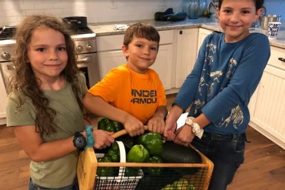 Algunos de los niños Gallagher ayudan con los productos en la cocina.