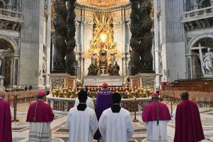 Un momento del acto penitencial por la profanación del altar mayor de San Pedro.