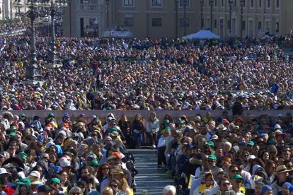 El número de santos de la canonización de este domingo y la gran devoción que sucitan llenaron la Plaza de San Pedro y el arranque de la Via Conciliazione.