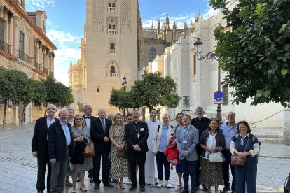 Parte de los jornalistas en una foto de grupo junto a la Giralda de Sevilla.