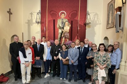 Los jornalistas delante de la imagen del beato Ceferino en la iglesia de la Hermandad de los Gitanos.