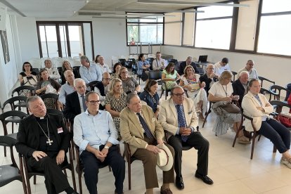 El publico durante la conferencia: en la primera fila monseñor Martínez Camino y el Hermano Mayor de la Hermandad de los Gitanos, José María Flores.