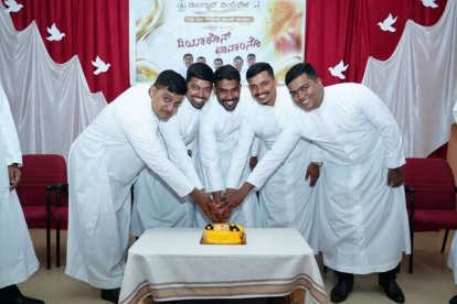 Los cinco nuevos diáconos de la diócesis india de Mangalore.