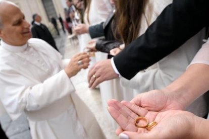Como es costumbre, numerosas parejas de novios y recién casados y sus anillos fueron bendecidos por el Papa.