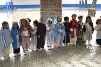 Holywins con niños vestidos de santos en Nuestra Señora de las Nieves, colegio de Sevilla