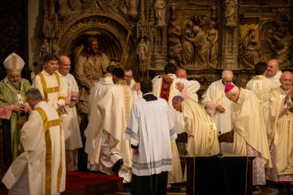 Luis Sierra, David Calvo, Ignacio Álvarez y Giovanny González, instantes después de ser ordenados sacerdotes el pasado 19 de octubre, rodeados y abrazados por religiosos y ministros.