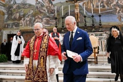 León XIV, Carlos III y Camila, en la Capilla Sixtina.