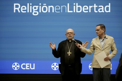 José Luis del Palacio y Pérez-Medel, obispo emérito de El Callao, imparte la bendición.