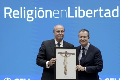Álex Rosal, director de Religión en Libertad, entrega el premio Artes de la imagen a José Carlos González-Hurtado, director de EWTN España.