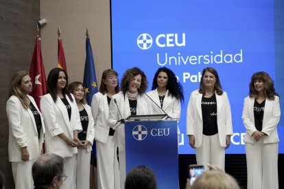 Mate Zuazola, Matina, acompañada por el coro por ella fundado, Góspel Libertad, que recibió el premio Música cristiana.