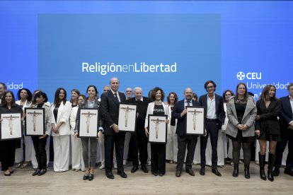 La VIII ceremonia de entrega de los premios Religión en Libertad con la tradicional foto de familia de los premiados.