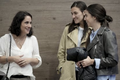 María Hernández, de ReL, saluda a las representantes de Misericordia en España.