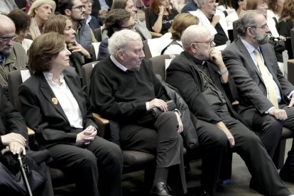 Ascensión Romero, Kiko Argüello, el obispo Del Palacio, Bullón de Mendoza, de la ACdP y CEU. Tras Romero, Alfonso Carrascosa, Premio ReL Ciencia y Fe y actual colaborador de esta temática