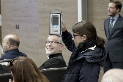 Carlota recoge fondos para Religión en Libertad.