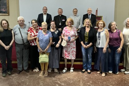 Amigos de Fray Lorenzo de la parroquia sevillana de Alcosa en el salón regio del Real Círculo de Labradores de Sevilla