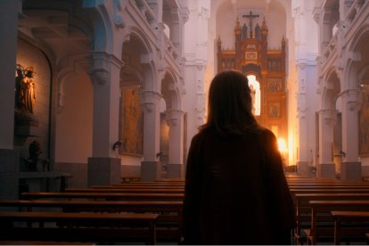 En cierto momento de su historia, Mónica Armas entró en una iglesia, y tuvo una experiencia de Dios, como cuenta en Heridos