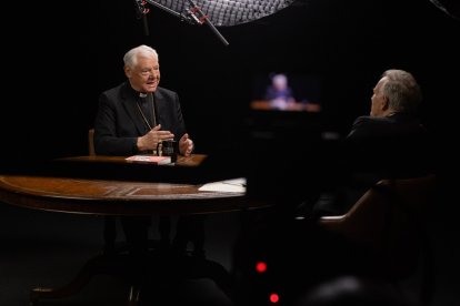 El cardenal Gerhard Ludwig Müller, grabando junto al obispo Robert Barron la última entrega de