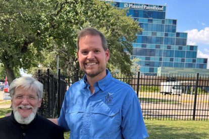 Shawn Carney, fundador de 40 Días por la Vida, junto al clausurado centro abortista de Planned Parenthood Houston.