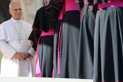 Como cada miércoles, los obispos presentes en Roma hicieron cola para saludar brevemente al Papa.