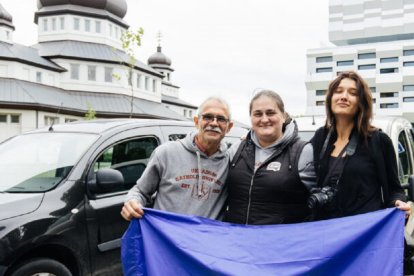 Petro Didula con unas colegas periodistas, unos meses antes de entrar al seminario, en un viaje a la zona cercana al frente