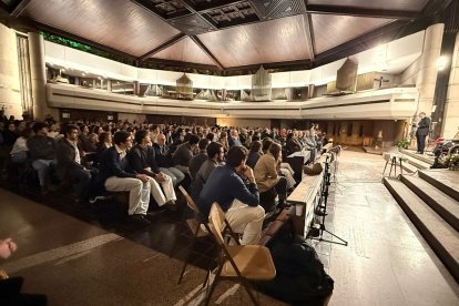 La Parroquia del Buen Suceso de Madrid, repleta de jóvenes que buscan pruebas y argumentos.