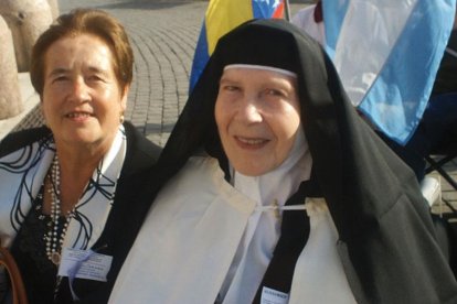 Carmen Duarte (a la derecha), monja carmelita en Ronda (Málaga), en la beatificación de su hermano Juan en Roma.