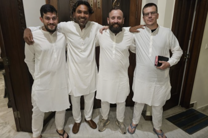 A la derecha, el padre Federico Highton en Pakistán.