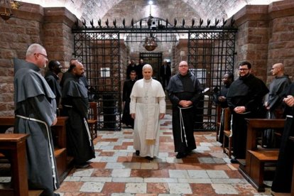 El Papa, acompañado de fray Marco Moroni, entra en la cripta de la basílica inferior de Asís para venerar los restos de San Francisco.
