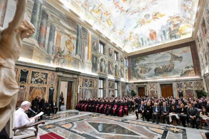 El Papa se dirige a los miembros de la Rota Romana y asistentes al congreso.