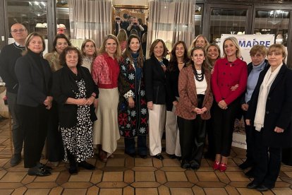 Las tres ponentes con parte del público que asistió a la mesa redonda en el restaurante