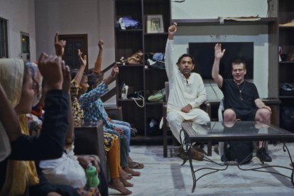 El padre Federico Highton (en el centro) con algunos rescatados.