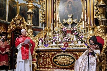 León XIV se dirige a Sahak II en la catedral armenia de Estambul.