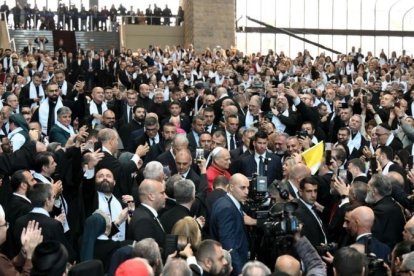 El abarrotado santuario de Harissa evidenció el entusiasmo del pueblo cristiano libanés ante la presencia del Papa, un alivio en su complicada situación.