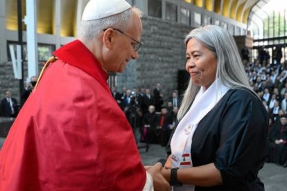 El Papa recibe el saludo de Loren Caprobes, una mujer filipina que trabaja en la acogida a los refugiados sirios.