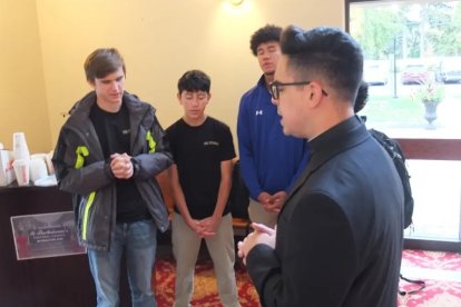 El Padre Matthew González y los Hijos del Trueno rezan juntos en cada reunión.