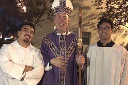 El obispo Freyer guio la vocación de Travis (a la izquierda de la foto) y Francis: 'Sin él no estaríamos aquí', reconocen los hermanos.