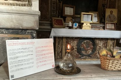 La tablilla indicativa de las reliquias en el altar de San Antonio de Padua.