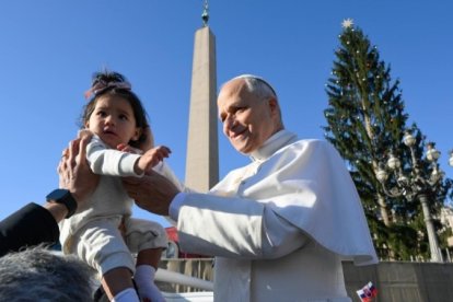 En una Plaza de San Pedro donde ya se vive ambiente de Navidad, el Papa cogió y bendijo a varios niños pequeños.