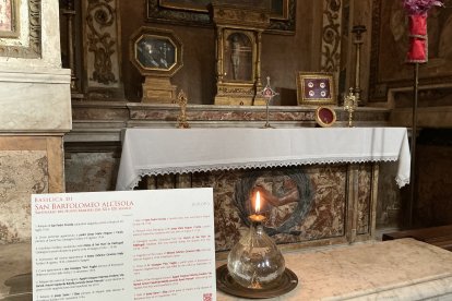 Cartel con la explicación de lo que se guarda en el altar de los