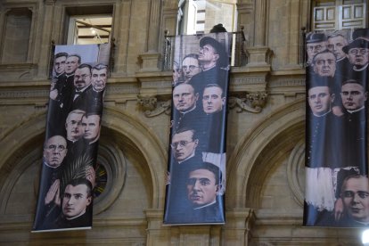 Las familias contemplaban gozosas el momento de la proclamación como beatos de los mártires jienenses.