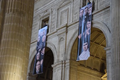 La beata Isabel María Aranda Sánchez, abadesa clarisa de Martos, en una de las gigantografías junto a los otros mártires