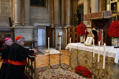 El cardenal Prefecto con el Obispo Chico Martínez, de Jaén. Ambos rezando ante el Santo Rostro.