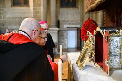 El cardenal Semeraro atiende a las explicaciones de un canónigo jienense sobre el Santo Rostro.
