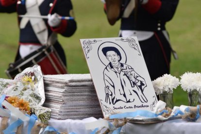 Mayólicas del Cura Brochero utilizadas para expandir su devoción y poner el apostolado bajo su patrocinio e intercesión.