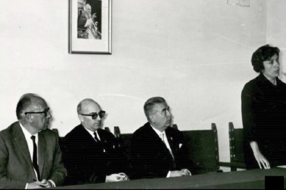 Asunción Linares, en 1964, como presidenta de la Institución Juan XXIII, junto al alcalde de Granada y al director de la Universidad de Granada
