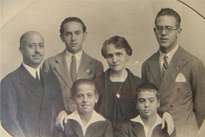 Liberato Moraleja Juan, a la izquierda, junto a su familia, antes de su martirio acompañando a su hijo seminarista, Antonio, con solo 19 años (derecha inferior).